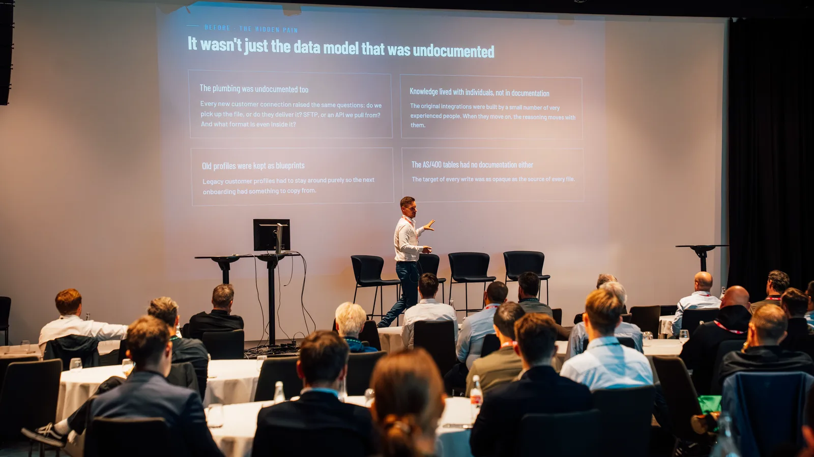 Martin Bjorheim på scenen framför en fullsatt sal på Movimentum Summit X Copenhagen